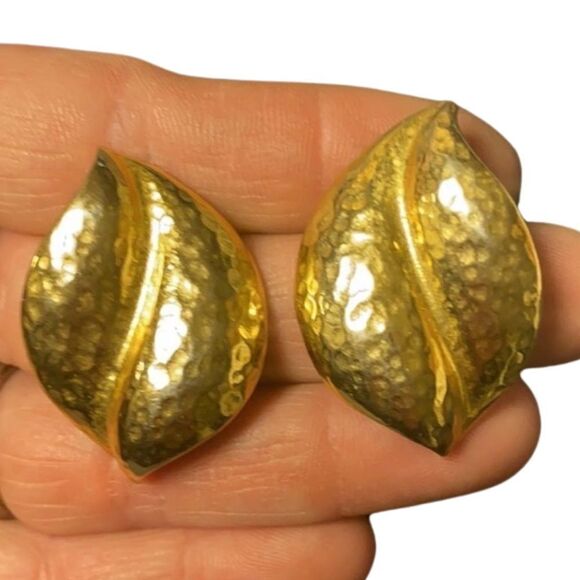1990s Textured Gold Tone Leaf Women’s Earrings for Pierced Ears - Picture 8 of 8
